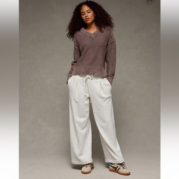 🔥NWT🔥 American Eagle Outfitters Coffee V-Neck Sweater - Picture 2 of 6